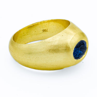 Gübelin 18 Karat Yellow Gold Blue Sapphire Swiss Made Ring