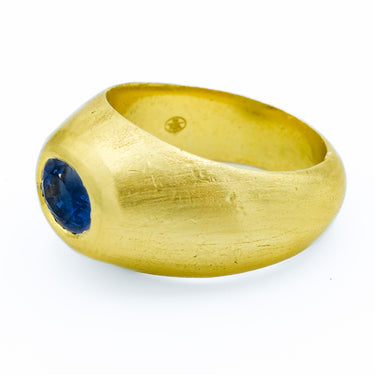 Gübelin 18 Karat Yellow Gold Blue Sapphire Swiss Made Ring