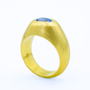 Gübelin 18 Karat Yellow Gold Blue Sapphire Swiss Made Ring