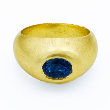 Gübelin 18 Karat Yellow Gold Blue Sapphire Swiss Made Ring