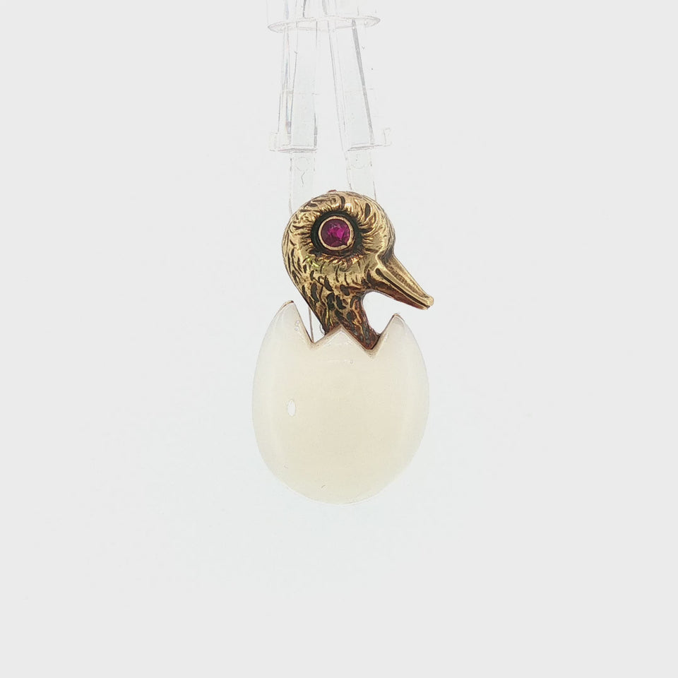 Cartier Paris Duck Brooch Chalcedony Egg 18K Yellow Gold
